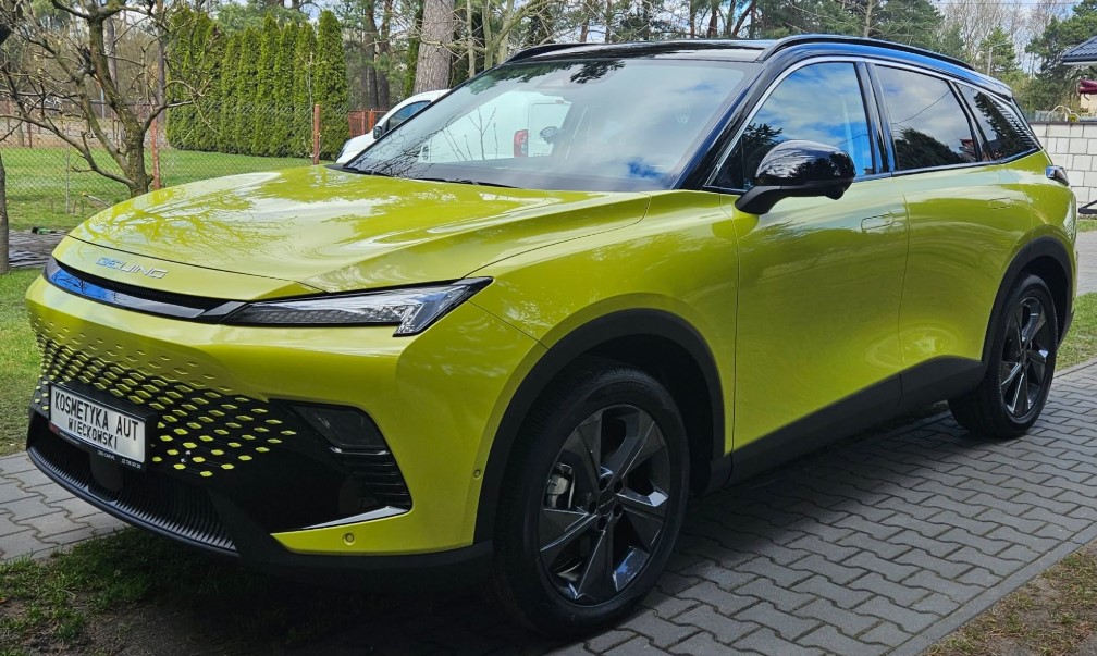 Zielony SUV po detailingu — widok z przodu